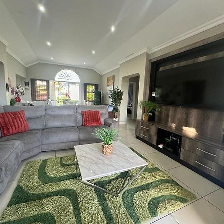 Caribbean Estates Villa Caylee: Luxurious Beachfront Retreat Port Edward Exterior photo