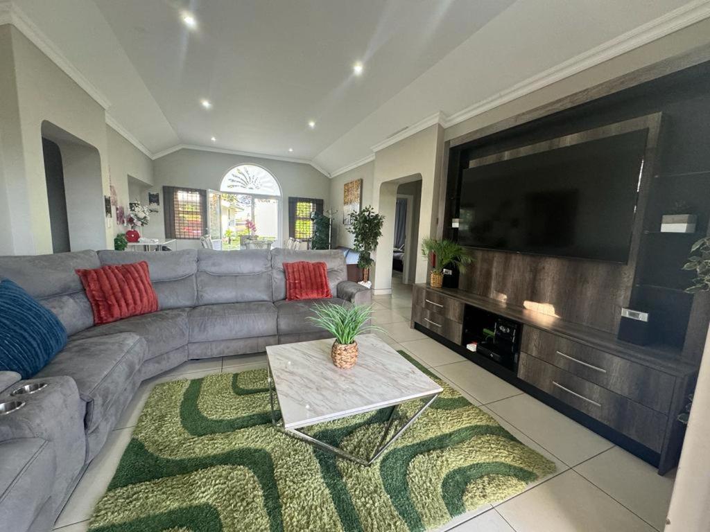 Caribbean Estates Villa Caylee: Luxurious Beachfront Retreat Port Edward Exterior photo